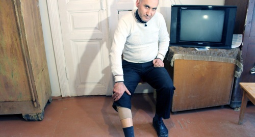 Арам Андриян потерял ногу в результате подрыва мины и теперь носит протез. Фото Алвард Григорян для "Кавказского узла"