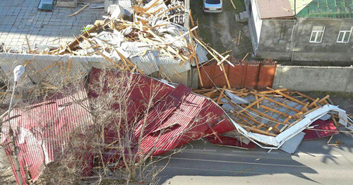 Крыша дома по адресу улица Международная, 176. Фото корреспондента "Кавказского узла"