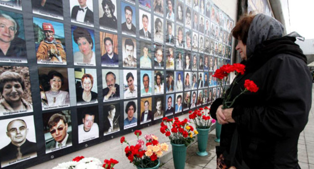 Портреты жертв теракта в театральном центре на Дубровке в октябре 2002. Фото: Ivan Trefilov (RFE/RL)