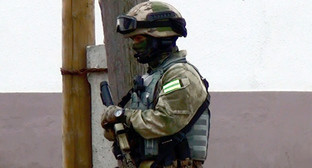 Силовик во время КТО. Фото: http://nac.gov.ru/kontrterroristicheskie-operacii/v-kbr-unichtozhen-bandit-prichastnyy-k-rasstrelu.html Силовик во время КТО. Фото: http://nac.gov.ru/kontrterroristicheskie-operacii/v-kbr-unichtozhen-bandit-prichastnyy-k-rasstrelu.html