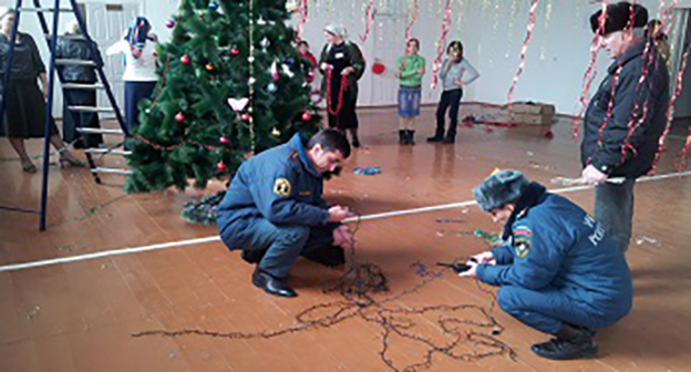 Проверка помещения сотрудниками МЧС. Фото http://95.mchs.gov.ru/pressroom/news/item/980326/