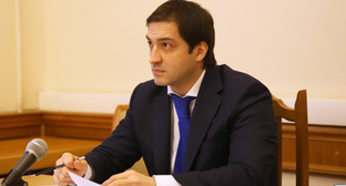 Артур Сибеков. Фото http://www.riadagestan.ru/news/the_government_of_the/artur_sibekov_provel_zasedanie_mezhvedomstvennoy_komissii_po_opredeleniyu_chislennosti_nerabotayushchego_naseleniya/ Артур Сибеков. Фото http://www.riadagestan.ru/news/the_government_of_the/artur_sibekov_provel_zasedanie_mezhvedomstvennoy_komissii_po_opredeleniyu_chislennosti_nerabotayushchego_naseleniya/
