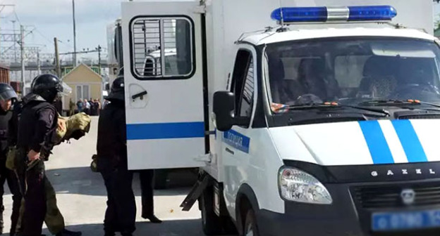 Сотрудники полиции во время задержания. Фото http://nac.gov.ru/