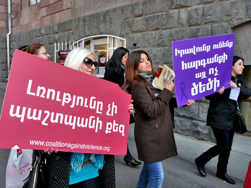 Участники шествия «Против насилия над женщинами». Надпись на плакате: "Женщины, знайте свои права!". Фото Армине Мартиросян для "Кавказского узла"