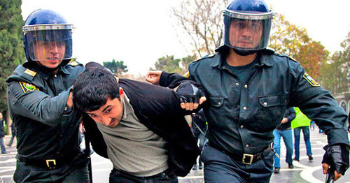 Сотрудники полиции задерживают участника акции протеста. Баку, 17 ноября 2012 г. Фото Азиза Каримова для "Кавказского узла"