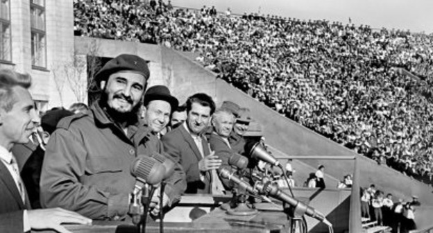 Фидель Кастро в ходе митинга на волгоградском стадионе. 18 мая 1963 года, Волгоград. Фото: http://rotor-volgograd.ru/club_rotor/2688-istoriya-centralnogo-stadiona-volgograda-1958-2014.html