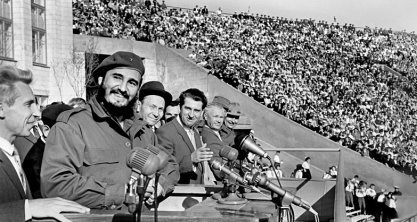 Фидель Кастро в ходе митинга на волгоградском стадионе. 18 мая 1963 года, Волгоград. Фото: http://rotor-volgograd.ru/club_rotor/2688-istoriya-centralnogo-stadiona-volgograda-1958-2014.html