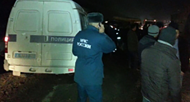 Сотрудники МЧС на месте происшествия. Фото http://95.mchs.gov.ru/operationalpage/operational