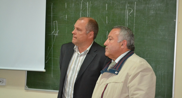 Директор автошколы Хачик Такмазян (справа) с преподавателем автошколы на уроке. Фото Светланы Кравченко для "Кавказского узла"