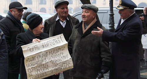 Плакат участников акции  протеста бывших пилотов обанкротившейся авиакомпании «Армянские авиалинии» и родственников их погибших коллег. Ереван, 1 декабря 2016 г. Фото: Тигран Петросян для "Кавказского узла"