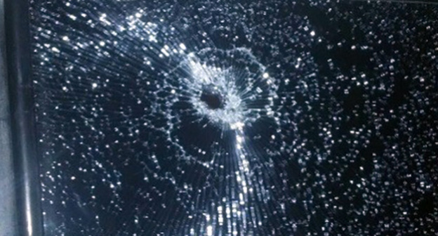 Пуля попала в стекло автомобиля на остановке.
Фото:  http://bloknot-volgograd.ru/news/v-volgograde-rasstrelyali-marshrutku-s-passazhiram-798754