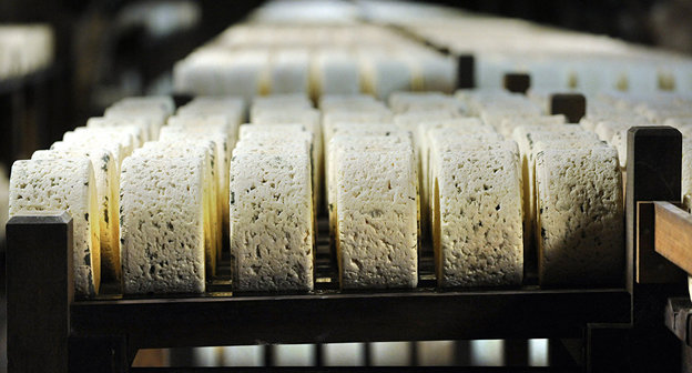 Производство сыра. Фото REMY GABALDA / AFP
http://ru.armeniasputnik.am/armenia/20161206/5699817/zhitelyam-armyanskogo-chambaraka-sfr-rokfor-prodazha-v-rossii.html