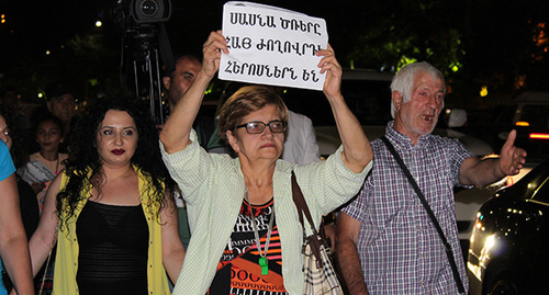 Надпись на плакате: «Сасна Црер» – герои армянского народа!». Митинг в поддержку отряда "Сасна "Црер". Ереван, 8 августа 2016 г. Фото Тиграна Петросяна для "Кавказского узла"