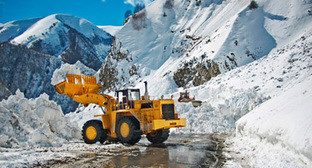 Расчистка горной трассы от снега. Фото http://www.ossetia.ru/news/society/lavinnaya_opasnost_v_gorakh_osetii_sokhranitsya_do.html Расчистка горной трассы от снега. Фото http://www.ossetia.ru/news/society/lavinnaya_opasnost_v_gorakh_osetii_sokhranitsya_do.html
