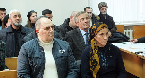 Мать Желауди Гериева (справа) на заседании суда. Фото Корреспондента "Кавказского узла"