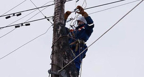 Восстановление подачи электроэнергии. Фото http://bloknot-krasnodar.ru/news/silnyy-veter-na-kubani-lishil-sveta-bolee-10-tysya-800377