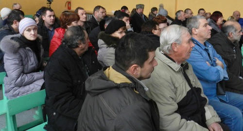 Жители Гумрака на встрече с чиновниками и подрядчиком работ 10 декабря 2016 года. Фото Татьяны Филимоновой для "Кавказского узла"