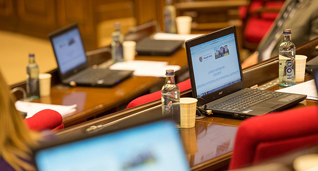 Праламент РА. Фоот © Sputnik/ Asatur Yesayants
http://ru.armeniasputnik.am/armenia/20161213/5780625/zakon-o-tysyache-dramov-armiyu-nelzya-ostavlyat-na-milost-mecenatov.html