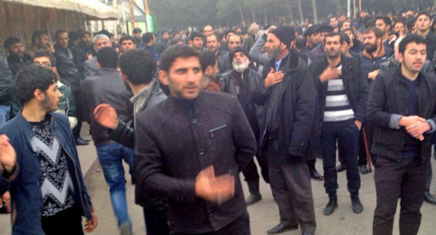 Жители поселка Нардаран вышли на стихийный митинг. 26 ноября 2015 г. Фото Парваны Байрамовой для "Кавказского узла"