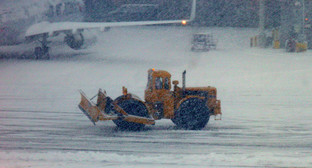 Спецтехника в аэропорту Владикавказа. Фото http://www.ossetia.ru/news/accidents/aeroport_vladikavkaz_priostanovil_rabotu.html Спецтехника в аэропорту Владикавказа. Фото http://www.ossetia.ru/news/accidents/aeroport_vladikavkaz_priostanovil_rabotu.html