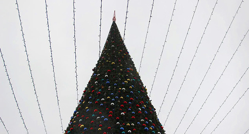Макушка новогодней  ели в Грозном. Фото Ахмеда Альдеброва для "Кавказского узла"