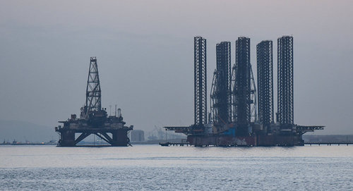 Нефтедобывающая платформа. Фото © Спутник / Мурад Orujov
http://sputnik.az/azerbaijan/20161215/408091933/Xezerde-novbeti-facie-bas-verib.html