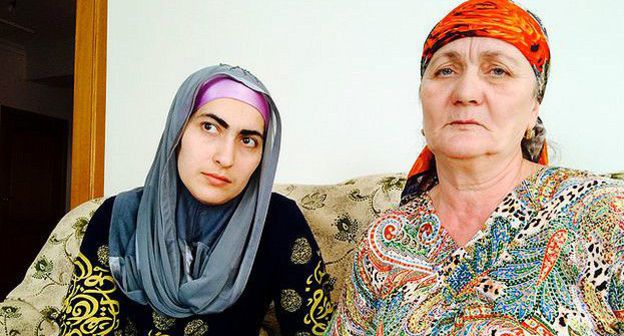 Сестра и мать братьев Губашевых. Фото Сара Рейнсфорд, ВВС http://www.bbc.com/russian/russia/2015/03/150317_gubashev_family_sarah_rainsford_feature