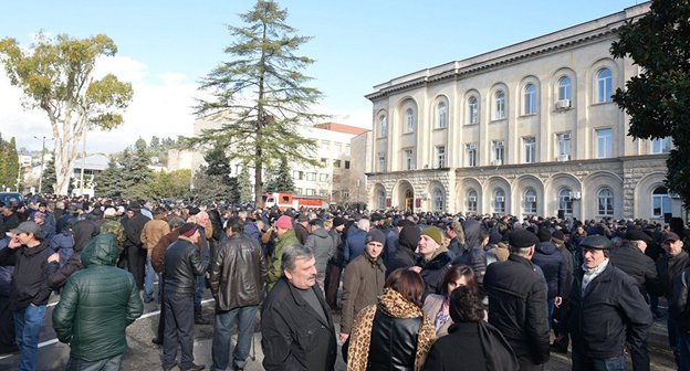 Митинг у здания правительства в Абхазии. Фото © Sputnik. Томас Тхайцук
http://sputnik-abkhazia.ru/Abkhazia/20161215/1020067278/miting-v-podderzhku-prezidenta-xadzhimba-proxodit-v-suxume.html