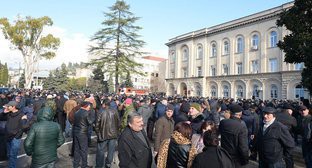 Митинг у здания правительства в Абхазии. Фото © Sputnik. Томас Тхайцук
http://sputnik-abkhazia.ru/Abkhazia/20161215/1020067278/miting-v-podderzhku-prezidenta-xadzhimba-proxodit-v-suxume.html