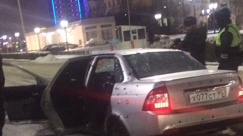 Обстрелянный в ходе спецоперации в Грозном автомобиль. 17 декабря 2016 года. Фото предоставлено "Кавказскому узлу" очевидцем событий.
