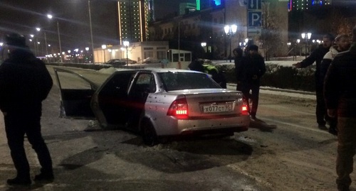 Обстрелянная машина в центре Грозного. 17 декабря 2016 года. Фото предоставлено "Кавказскому узлу" жителем Грозного.