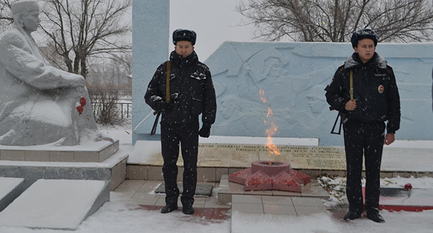 Митинг в поселке Яшкуль в Калмыкии, посвященный Дню Неизвестного Солдата. Фото https://vk.com/dkyashkul