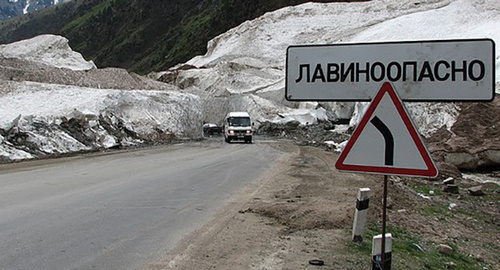 Знак на дороге "лавиноопасно". Фото https://kabarlar.org/news/print:page,1,45472-shtormovoe-preduprezhdenie-v-gornyh-rayonah-kyrgyzstana-lavinoopasno.html