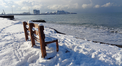 Лавочка с видом на море и морской порт Сочи. Фото Светланы Кравченко для "Кавказского узла"