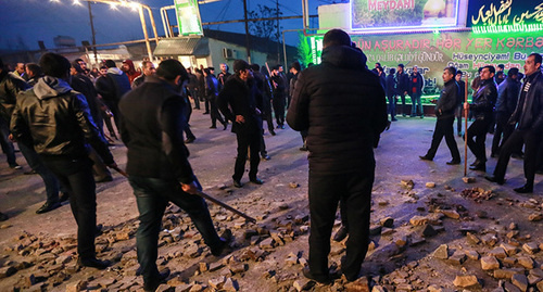 На подступах к поселку Нардаран собралось большое количество радикально настроенных  людей. 26 ноября 2015 г. Фото Азиза Каримова для "Кавказского узла"