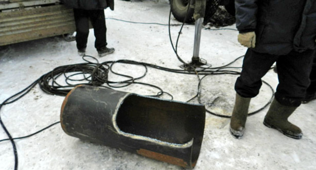 Кусок поврежденной трубы водовода. Волгоград, 15 декабря 2016 г. Фото Татьяны Филимоновой для "Кавказского узла"