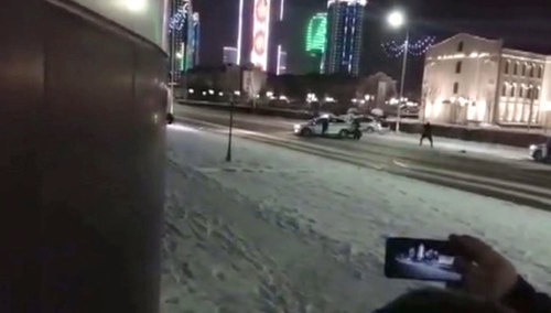 Нападение на полицейских. Грозный, 17 декабря 2016 г. Кадр из видео пользователя DAMATOHTV https://www.youtube.com/watch?v=V2cD0fAtwes