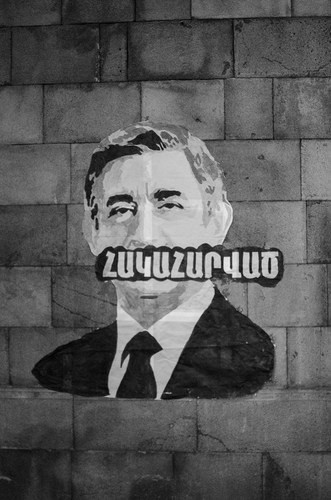 Граффити с изображением президента Сержа  Саргсяна с надписью «Контрудар» поверх рта. Фото https://www.facebook.com/Hakaharvac/