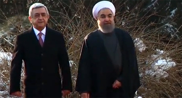 По приглашению президента Армении Сержа Саргсяна (слева) в Ереван прибыл глава Ирана Хасан Роухани.
Фото стоп-кадр видео http://ru.armeniasputnik.am/video/20161221/5869592/kadry-vstrechi-prezidenta-irana-v-armenii.html