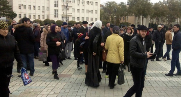 Протестные выступления граждан в Дагестане. Фото http://onkavkaz.com/novosti/1699-shamil-aliev-stal-glavoi-sela-pervomaiskoe-na-fone-protestnyh-akcii.html