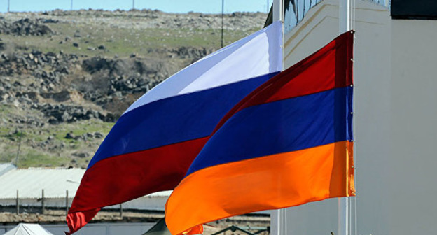 Флаги Армении и России. Фото http://www.lragir.am/index/rus/0/country/view/52249