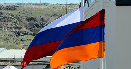 Флаги Армении и России. Фото http://www.lragir.am/index/rus/0/country/view/52249