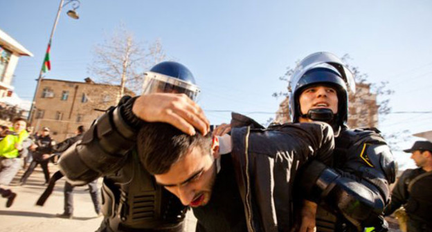 Сотрудники полиции задерживают участника акции. Фото http://haqqin.az/news/88222