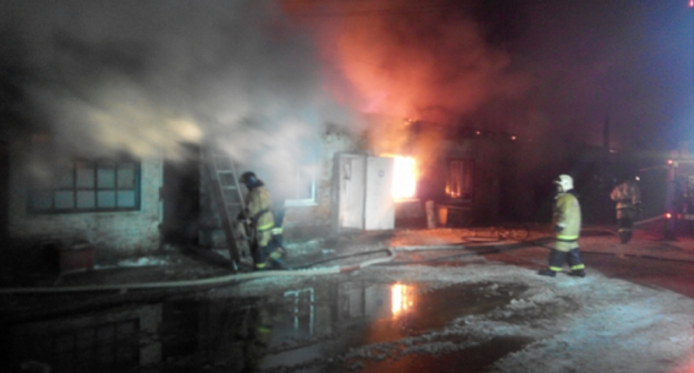 Пожар в здании склада хранения пивной пластиковой тары в Батайске Ростовской области, 23 декабря 2016 г. Фото: 61.mchs.gov.ru/operationalpage/operational/item/4627509/