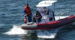На месте крушения Ту-154 работают суда поисково-спасательного отряда МЧС. Фото: МЧС России