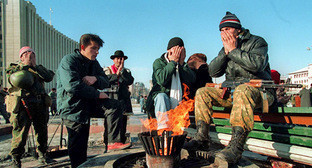 Молящиеся чеченцы у «Президентского дворца» в Грозном, 1994 год. Фото: Михаил Евстафьев https://ru.wikipedia.org/