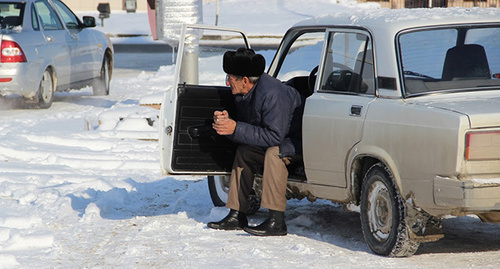 Мужчина на улицах Грозного. Фото Магомеда Магомедова для "Кавказского узла"