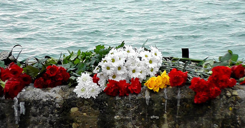 Цветы в память о погибших в результате крушения самолета Ту-154. Сочи, 26 декабря 2016 г. Фото Анны Грицевич для "Кавказского узла"