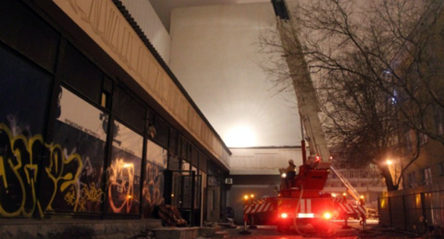 Ликвидация пожара в кинотеатре "Октябрь" в Астрахани. Фото http://kaspyinfo.ru/ozvuchena-predvaritelnaja-prichina-pozhara-v-astrahanskom-kinoteatre/