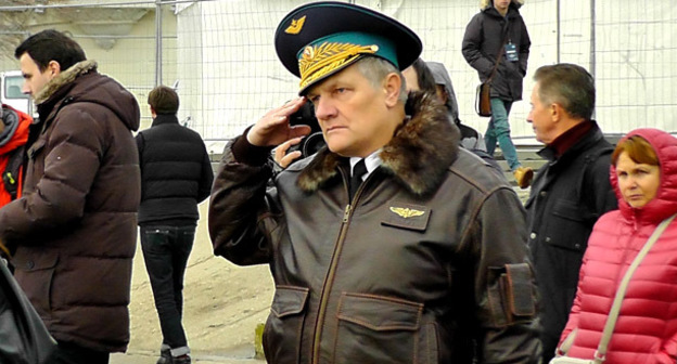 Летчик отдает честь в память о своих коллегах. Фото Анны Грицевич для "Кавказского узла"